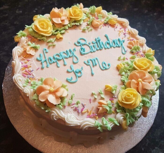 13. "Мой бойфренд забыл про мое 30-летие. Я провела день в одиночестве и испекла для себя торт. Это был непростой день"
