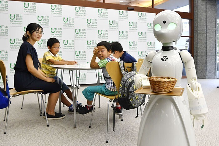 В этом кафе парализованные люди удалённо управляют роботами, наблюдая за происходящим на экране. Это хороший способ дать им возможность получать доход