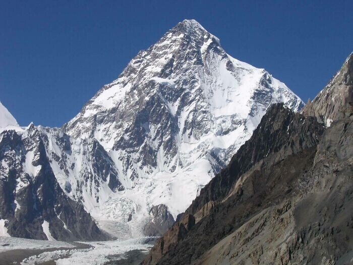 Вторая по высоте гора в мире, Чогори (К2), гораздо опаснее для восхождения, чем Эверест. Примерно один из четырех человек, которые пытаются ее покорить, погибает