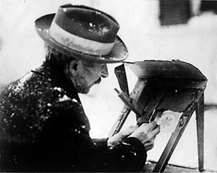 Уилсон А. Бентли - американский фотограф, который в 1885 году сделал первую фотографию снежинки вблизи. За свою жизнь он сделал более 5 тысяч фотографий снежинок
