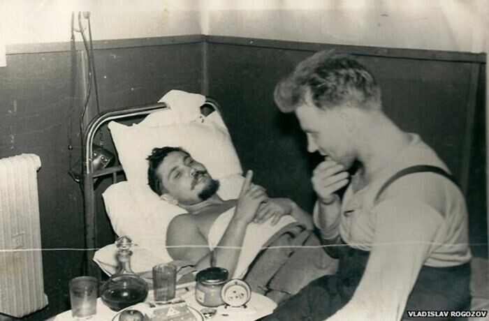 Советский хирург Леонид Иванович Рогозов удалил себе аппендикс во время антарктической экспедиции в 1961 году. Он был единственным врачом экспедиции, и сделал себе операцию за 1 час 45 минут