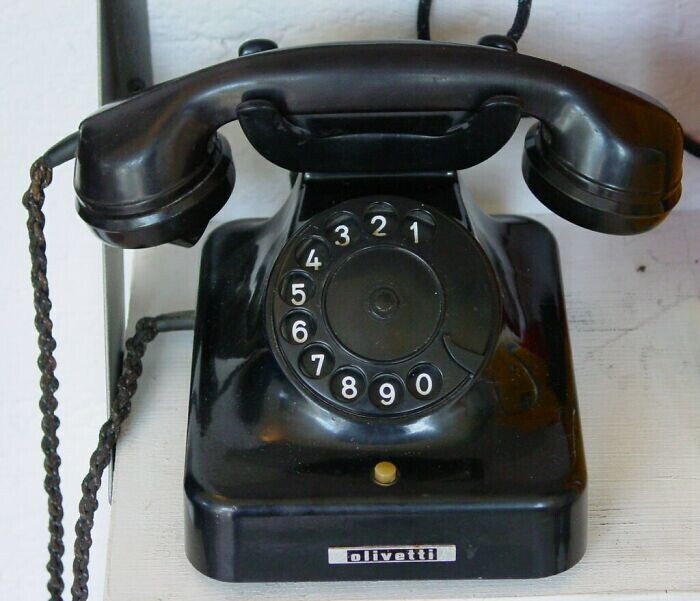 В 1921 году в США и Канаде было 14 миллионов телефонов. 4 августа все они были одновременно отключены на одну минуту. Это сделали в знак уважения изобретателю телефона Александру Грэму-Беллу в день его похорон