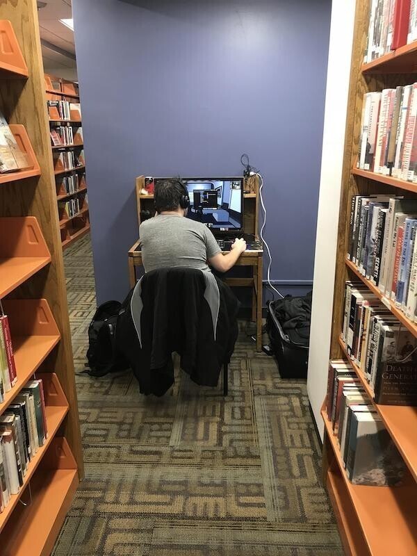 12. Этот парень принес свой игровой суперкомпьютер в публичную библиотеку. В нескольких чемоданах