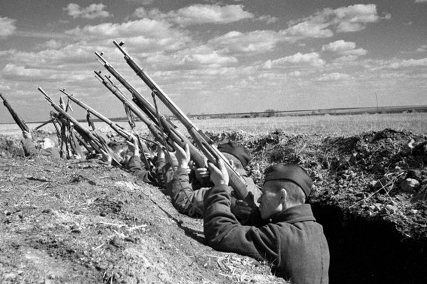 Как советские солдаты самолеты из винтовок сбивали?