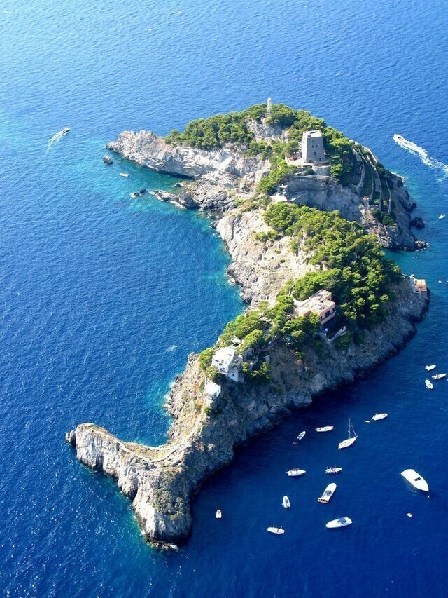 Остров у побережья Амальфи, Италия, выглядит как дельфин