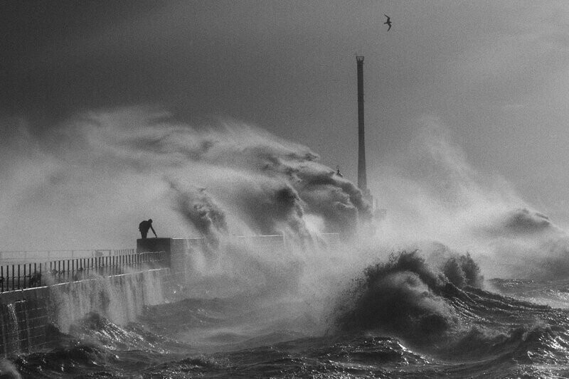 Волны в Гавре, 1984 год. Фотограф Жан Гауми