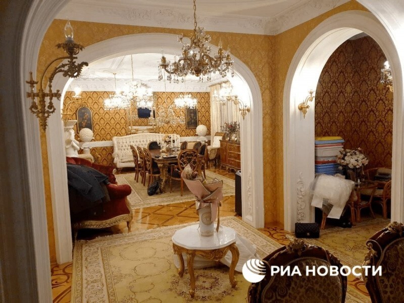 У голодных детей кусок хлеба изо рта вырывал