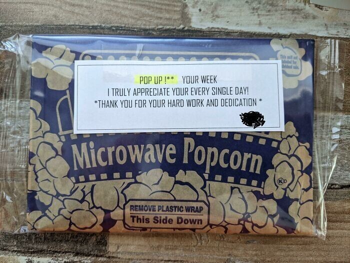 "Жене босс на новый год подарил попкорн для микроволновки"