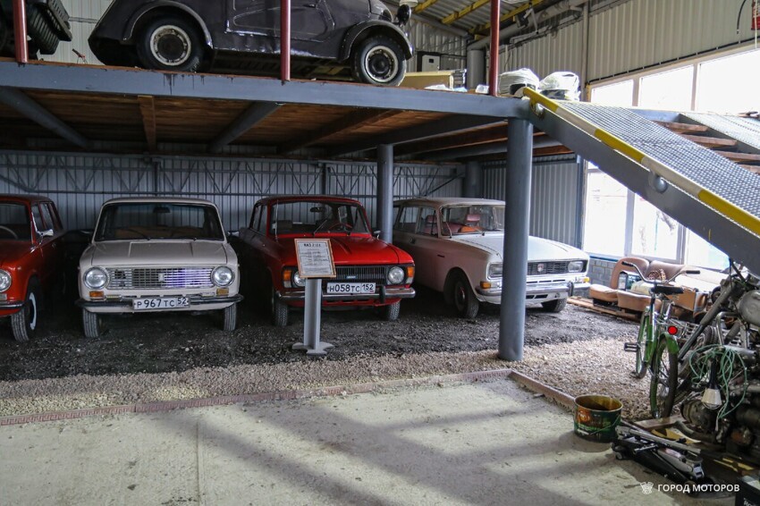 Отец с сыном построили музей советских автомобилей на своём деревенском участке: «Москвичи», «Жигули», «Волги»