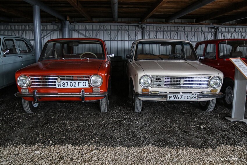 Отец с сыном построили музей советских автомобилей на своём деревенском участке: «Москвичи», «Жигули», «Волги»