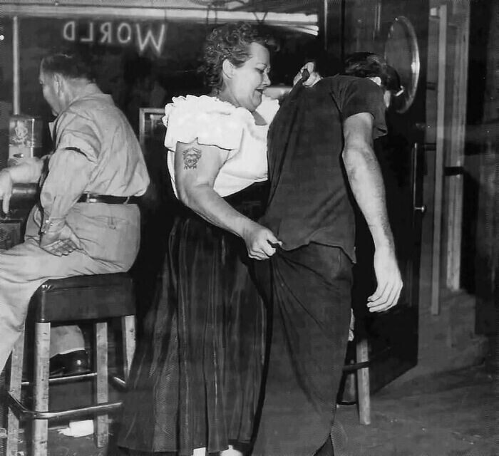 1. "Каирская Мэри", вышибала в баре Shanghai Reds (Сан-Педро, Калифорния), сопровождает клиента до двери. 1953 г.