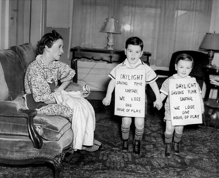 37. Дети протестуют против перехода на летнее время. "Это нечестно. Мы могли бы играть еще целый час". Нью-Йорк, 1939 год
