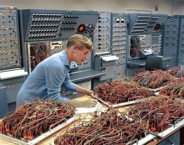 22. Инженер Карен Лидлей работает над аналоговыми компьютерами в космическом отделе General Dynamics, 1964 год
