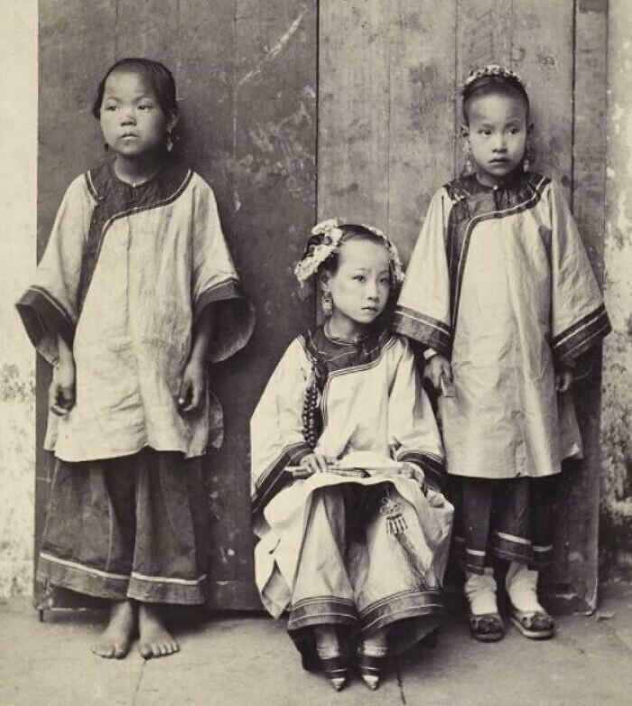 41. Судьбы и ноги трех маленьких китаянок - босой рабыни, девочки-аристократки с забинтованными ступнями (ножки-лотосы) и христианки с неперетянутыми ступнями в обуви.  Начало 1900-х годов