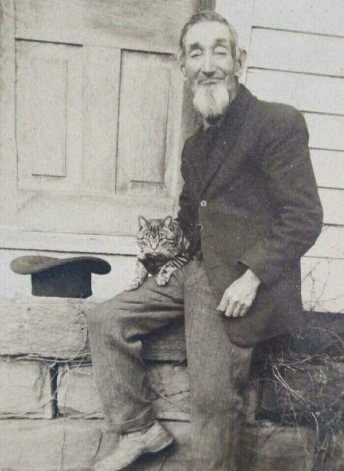 26. Мужчина со своей кошкой, начало 1900-х годов