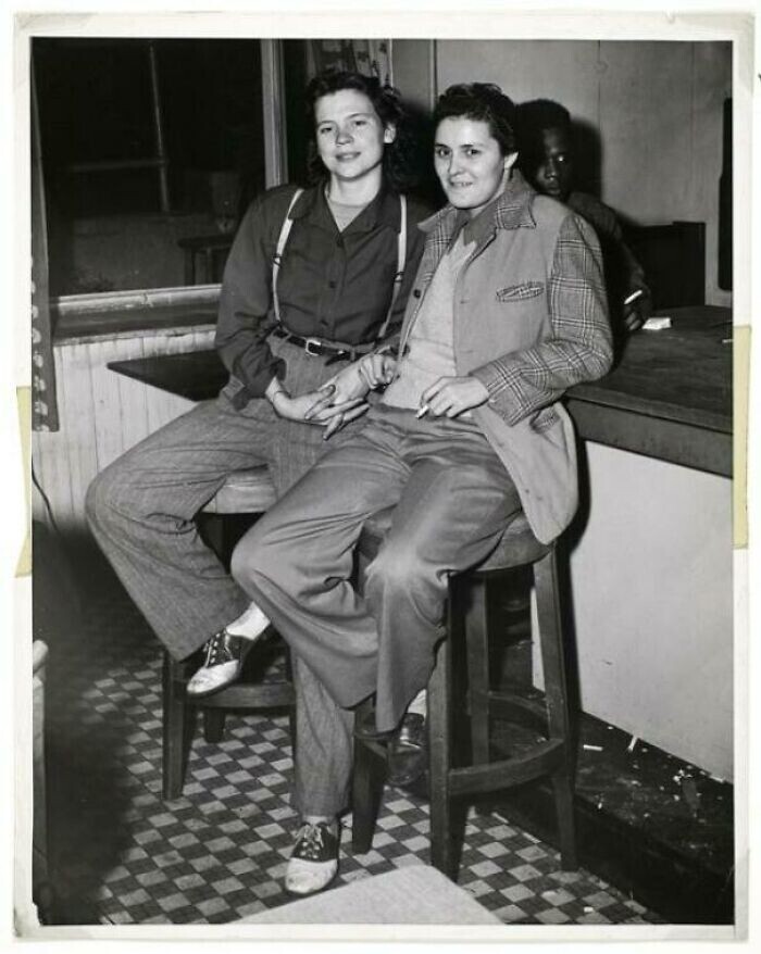 28.Две женщины в баре, Нью-Йорк, 1945 год