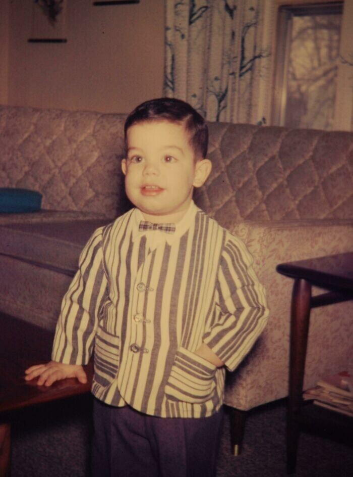 39. "Это я в 1965 году, в костюме и галстуке-бабочке, которые сшила моя мама. Она шила тогда всю нашу одежду"