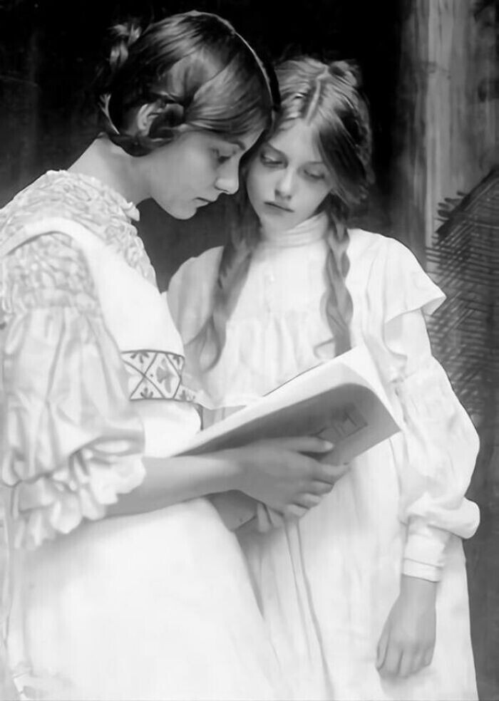 35. Сестры-подростки Гертруда и Урсула Фальке. Германия, 1906 г.