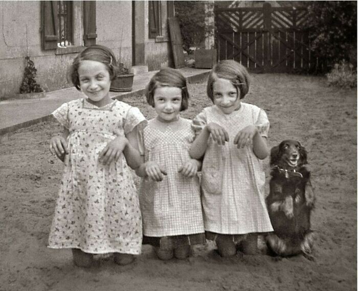 13. Три юные леди и их друг позируют фотографу. Около 1930 г.