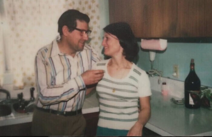 9. "Мои родители на кухне в начале 70-х. Мне очень нравится, как они смотрят друг на друга"