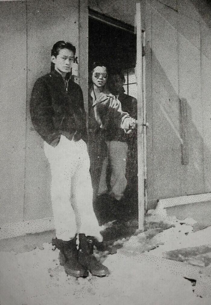 17. "Мой дед и его друзья в лагере для интернированных Амаче в Колорадо, 1942 год. Ему было около 15 лет, когда была сделана эта фотография"