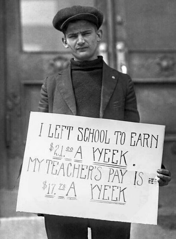 18. Пикет против низкой заработной платы учителей, ок. 1930. "Я бросил школу, чтобы зарабатывать 21 доллар в неделю. Заработок моего учителя составляет 17,78 доллара в неделю". Фото: Пол Томпсон