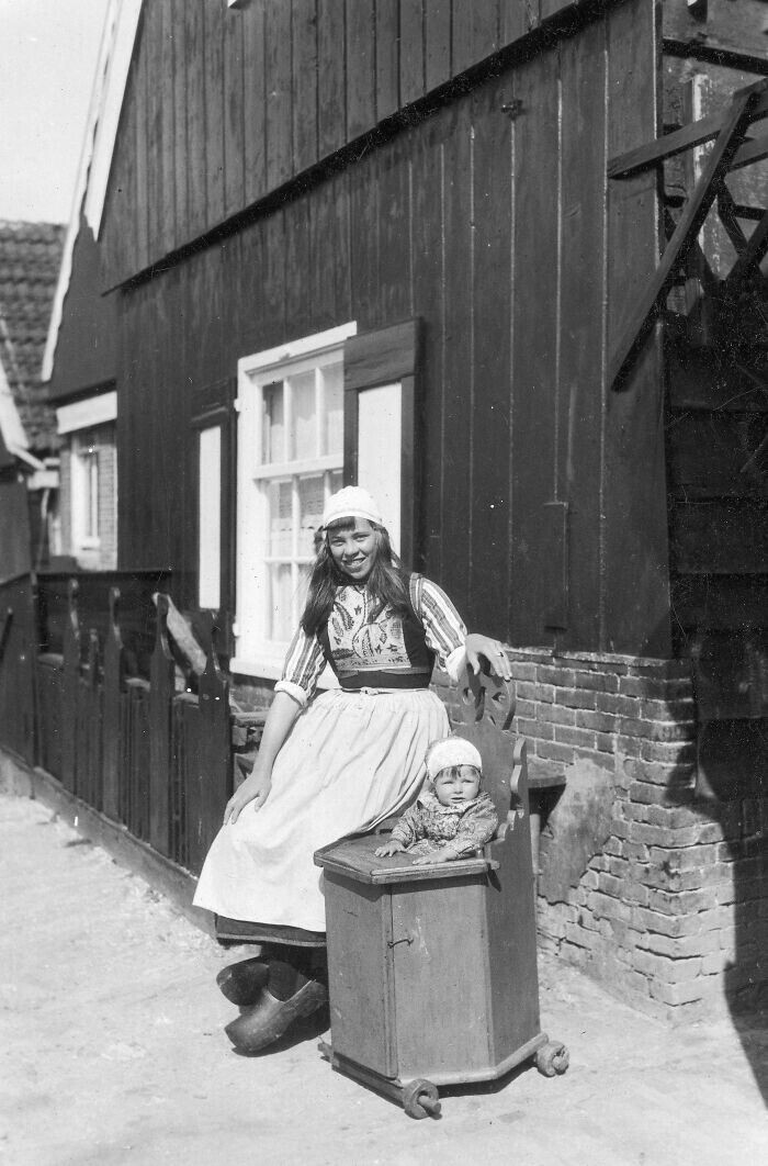 31. Молодая голландская мать с младенцем в деревянной коляске. Нидерланды, 1929 г.