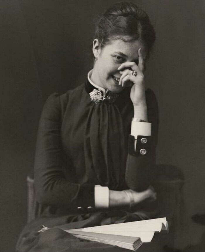 23. Случайный портрет улыбающейся женщины, 1880 год
