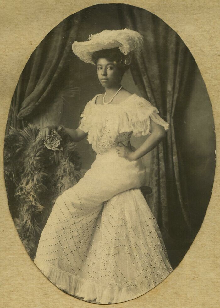 8. Студийный портрет молодой женщины, Кентукки, около 1890-1910 гг.