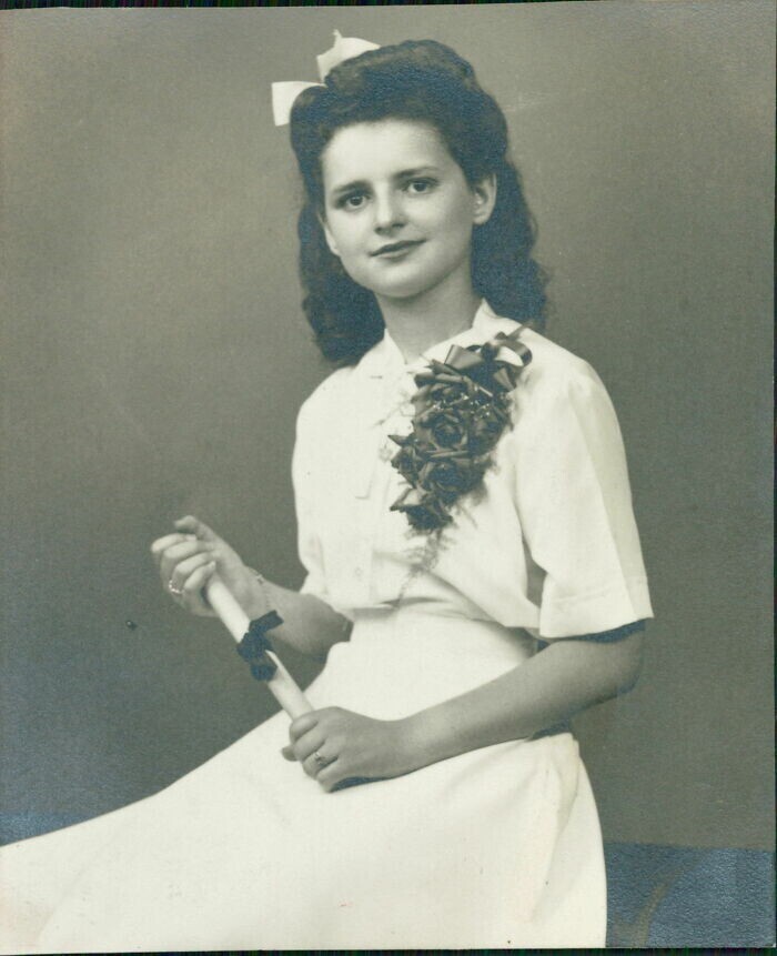 33. "Моя тетя Эсти, фото на окончание средней школы, Бронкс, 1945 год"