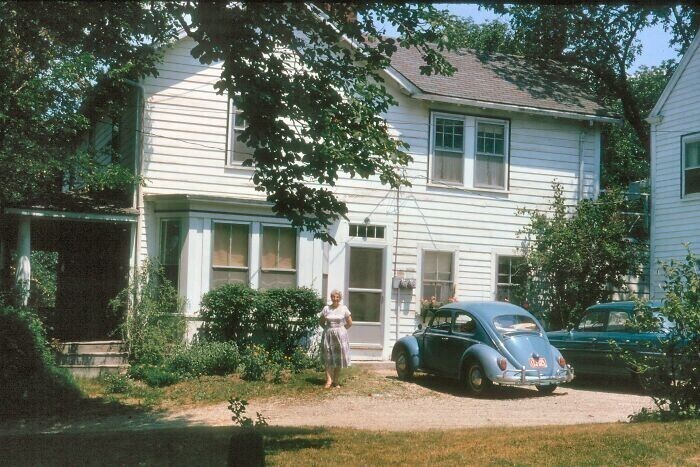 5. "Это моя двоюродная бабушка перед своим домом в Бостоне, 1964 год. Дом был куплен на зарплату молочника"