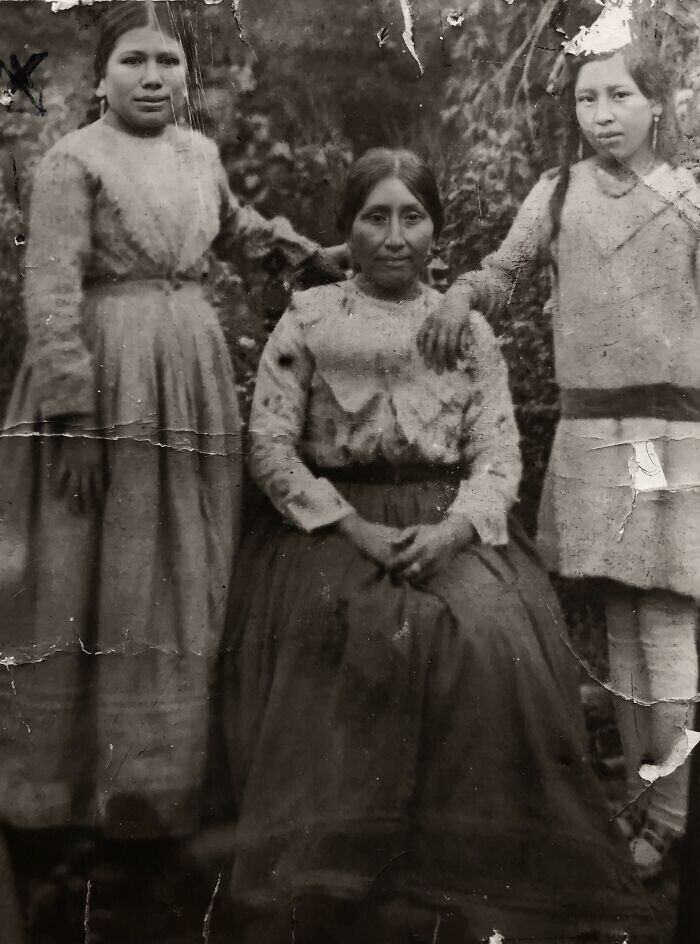 21. "1930 год - моя вторая двоюродная бабушка Сара (справа), ее мать Мануэла (сидит) и тетя Эмилия. Каха Эспириту, Уанкавелика, Перу"