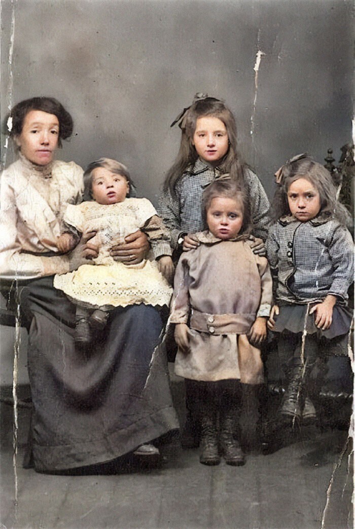 49. "Моя прабабушка (ткачиха из джута) и ее дети. Данди, Шотландия, 1915 г."