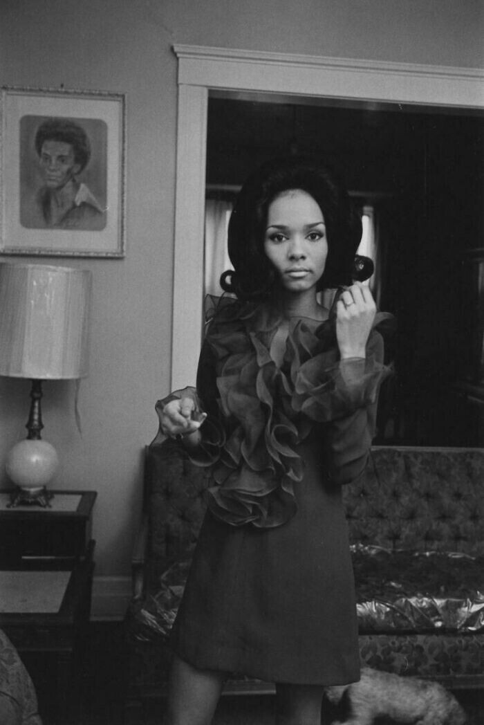 4. Молодая женщина, одетая для вечеринки, Детройт, 1968 год