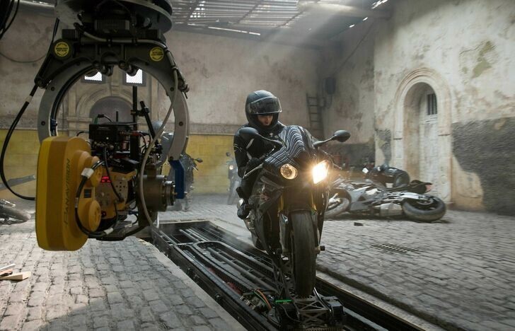 Ребекка Фергюсон на мотоцикле, который закреплен на движущейся платформе, во время съемок боевика «Миссия невыполнима: Племя изгоев»