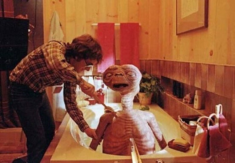 Режиссер Стивен Спилберг на съемочной площадке «Инопланетянина» с аниматронной инопланетной марионеткой