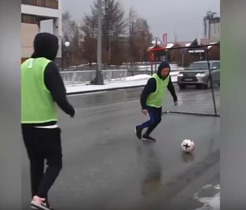 Блогеры из Екатеринбурга перекрыли дорогу, чтобы поиграть в футбол, но добились внимания не подписчиков, а ГИБДД
