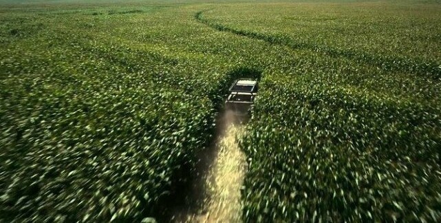 9. Для съемок "Интерстеллара" Кристофер Нолан приказал посадить 500 акров кукурузы, потому что хотел получить реалистичное изображение фермы и поля, а не нарисованное на компьютере. После съемок сцены кукурузу собрали и продали