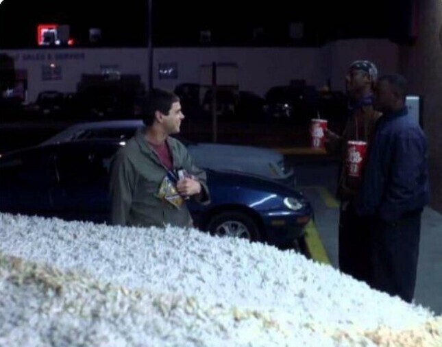 18. "Тупой и еще тупее" (1994): сцена, когда персонаж Джима Керри заговаривает с двумя парнями, которые просто стоят и пьют газировку, была импровизацией. А парни были обычными зеваками, даже не статистами