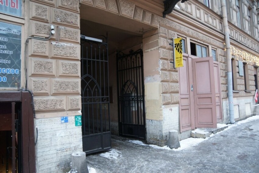 Пьяный дворник напал на сотрудницу книжного магазина в Петербурге