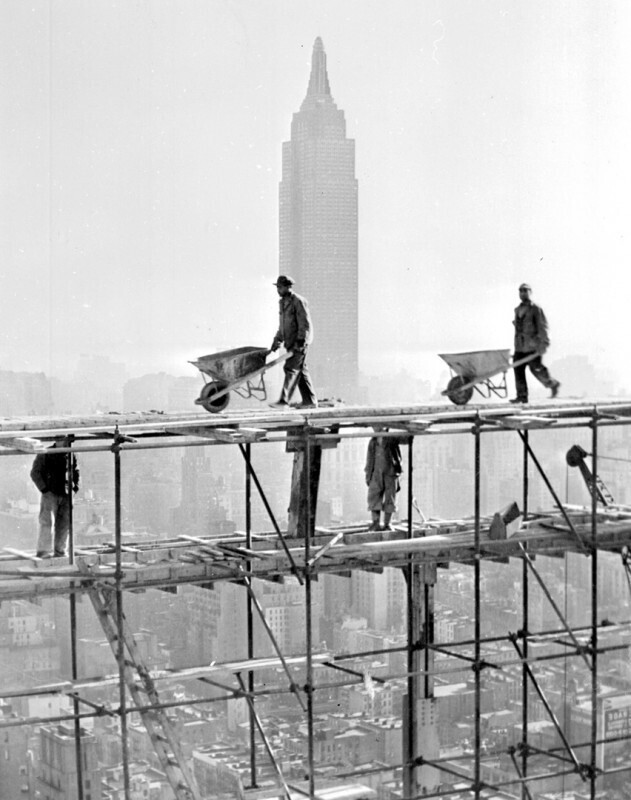 Строительство здания Организации Объединенных Наций на фоне Эмпайр-стейт-билдинг, 1949 г., Нью-​Йорк