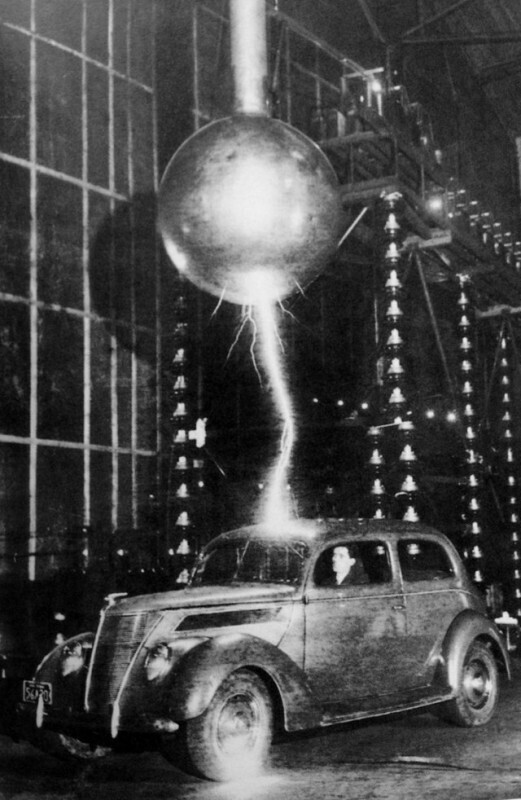 Сотрудник лаборатории Westinghouse в машине под молнией в три миллиона вольт. 1947 год.