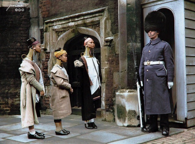 Женщины народа падаунг разглядывают королевского стражника у ворот резиденции принца Уэльского (St. James’s Palace), Лондон, 1935 г.