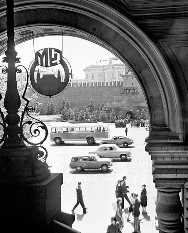 Вид из ГУМа на Красную Площадь. 60-е годы.
