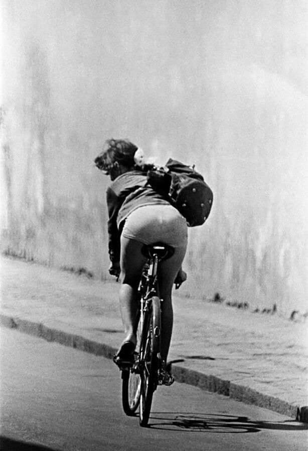Вильнюс. Велосипедистка. 1965 год.  Ракаускас