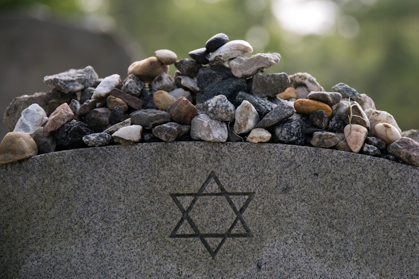 Почему евреи приносят на могилу камни, а не цветы?