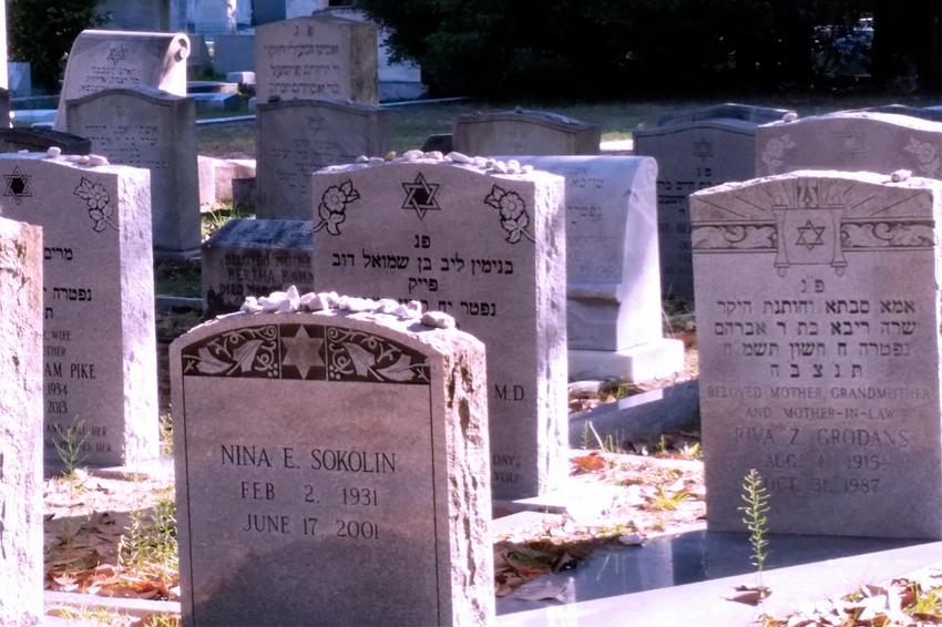 Почему евреи приносят на могилу камни, а не цветы?