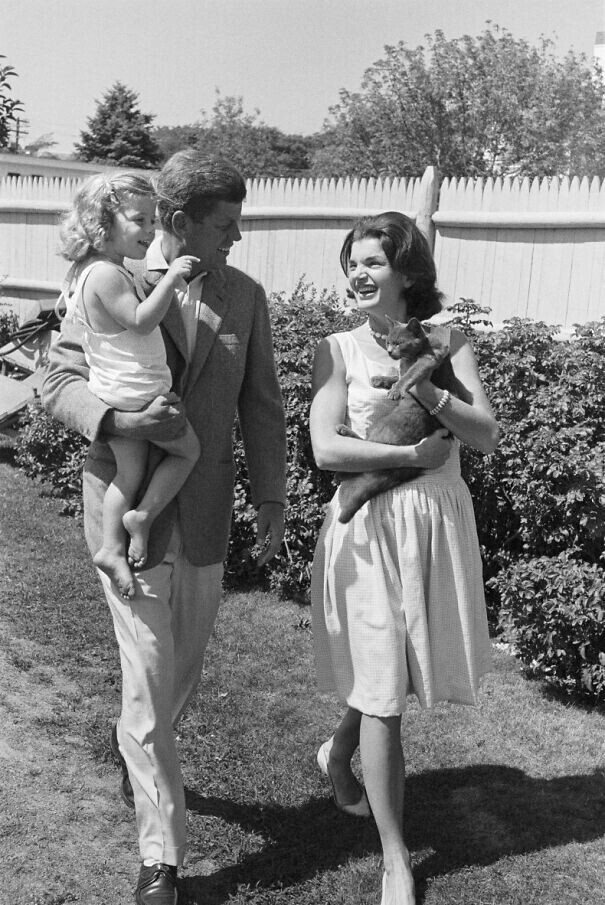 Джон и Жаклин Кеннеди с их кошкой, 1960 год