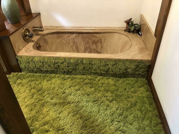 14. Ванная комната, обитая мягким зеленым ковром. Там вообще люди моются или что?