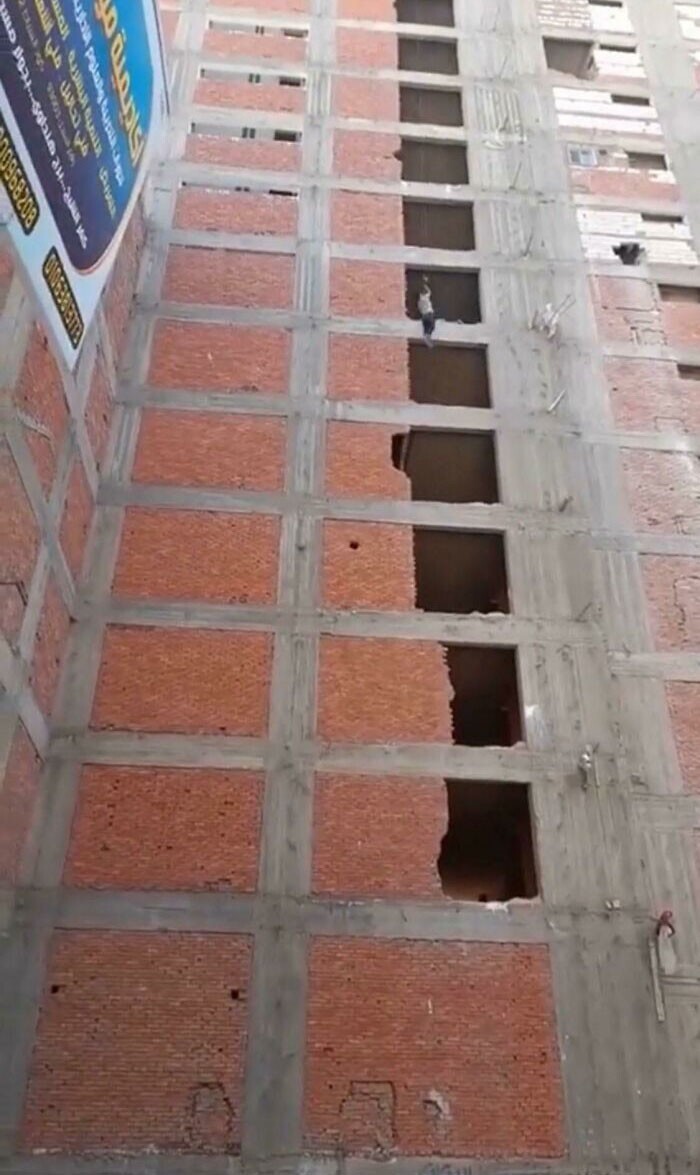 29. Рабочие в Египте используют строительные подъемники в качестве лифтов